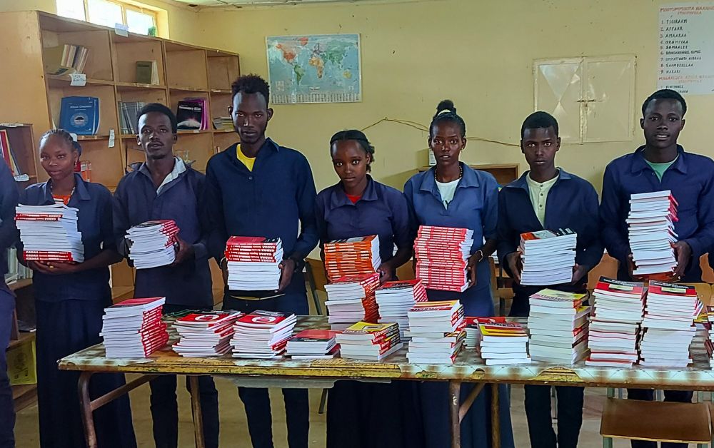 Schülerinnen und Schüler der Dhadim Catholic School in Äthiopien zeigen ihre neuen Lehrbücher. Dank der Unterstützung von WMF Barmherzigkeit e.V. wurde die Schule mit aktuellen Unterrichtsmaterialien ausgestattet, um Bildung und Lernqualität zu verbessern.