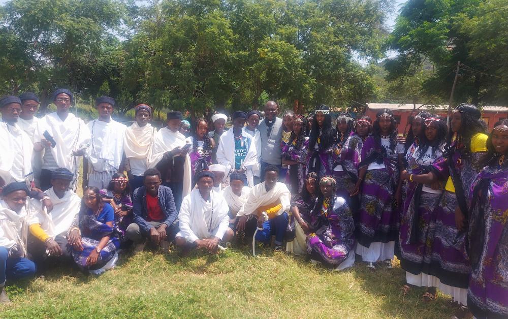 Theater- und Kulturgruppe der Dhadim Catholic School in Äthiopien während einer Schulaufführung. Die kreative Arbeit fördert Ausdruck, Sprache und Selbstvertrauen der Jugendlichen.