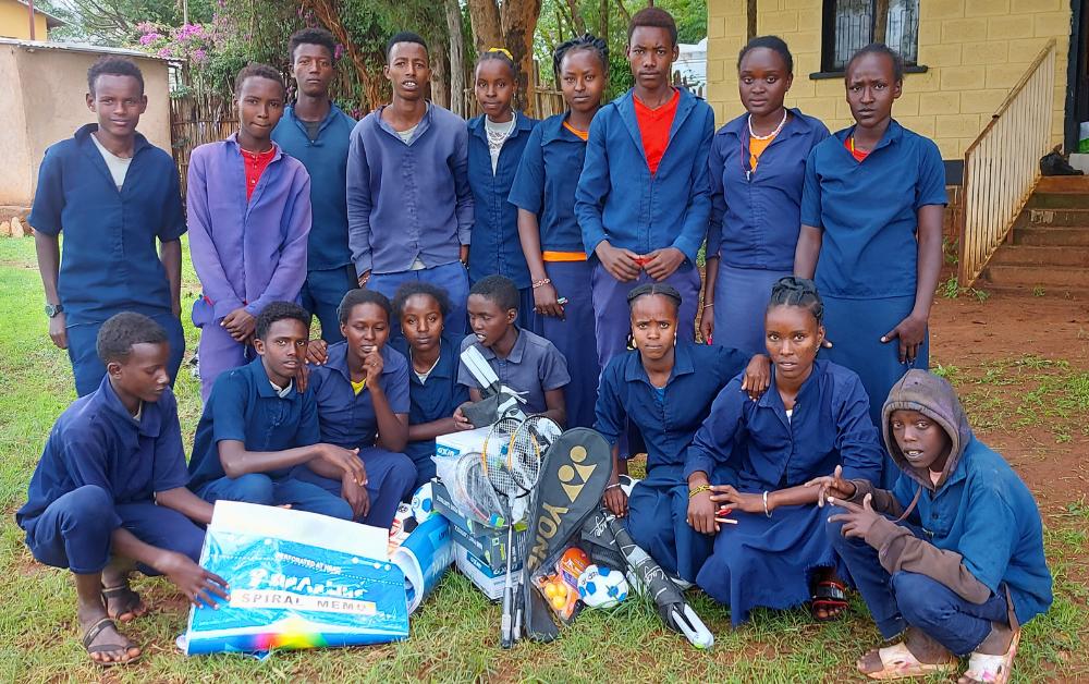 Schülerinnen und Schüler der Dhadim Catholic School in Äthiopien mit neuen Sportgeräten und Lernmaterialien. Das Projekt stärkt Unterricht, Bewegung und Gemeinschaft an der Schule.