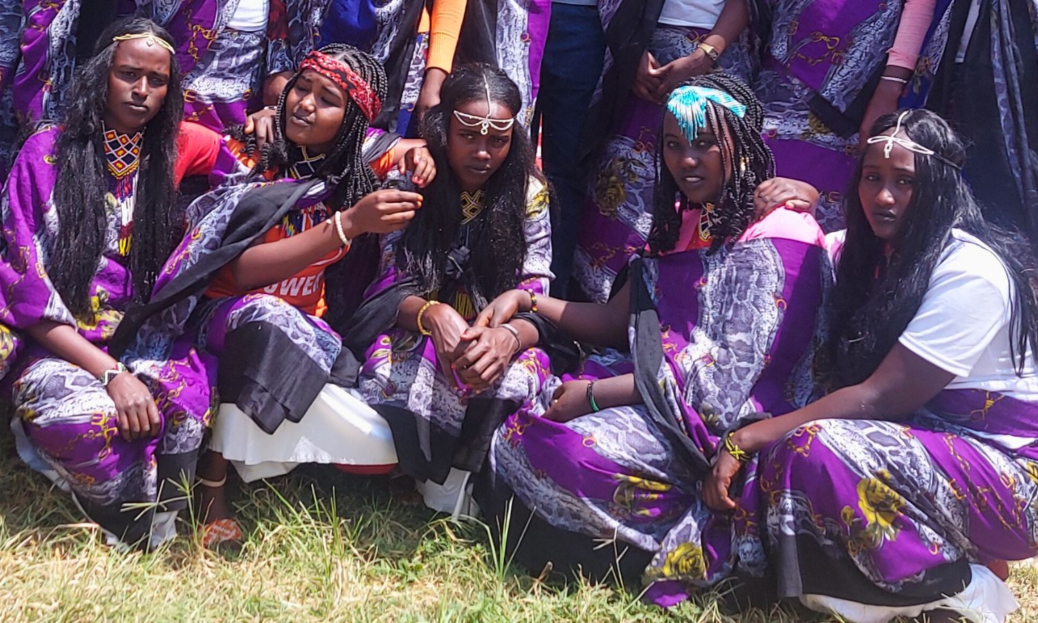 Theatergruppe der Dhadim Catholic School in Äthiopien bei der Vorbereitung einer Aufführung. Durch kreative Projekte wie das Schultheater gewinnen Jugendliche Selbstvertrauen und Freude am Lernen.