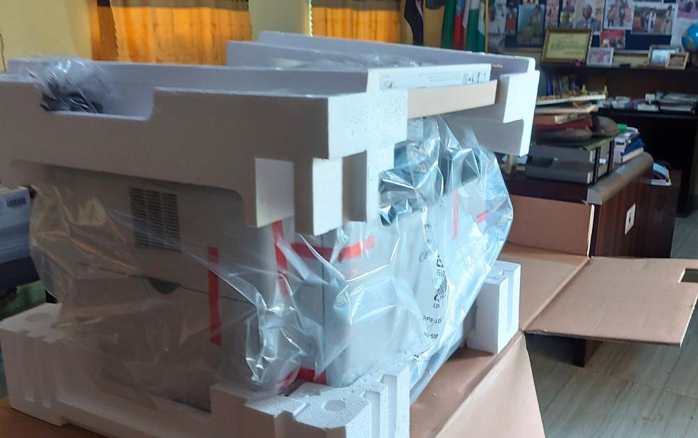 Neuer Drucker und Scanner für die Dhadim Catholic School in Äthiopien. Die technische Ausstattung unterstützt Lehrkräfte bei der Unterrichtsvorbereitung und verbessert den Zugang zu modernen Lernmaterialien.