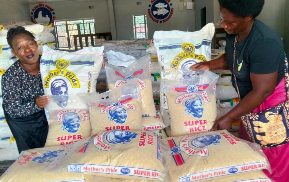 10-kg-Säcke Reis für die Schulküche in Sambia – Mitarbeitende lagern Lebensmittel für Schulmahlzeiten