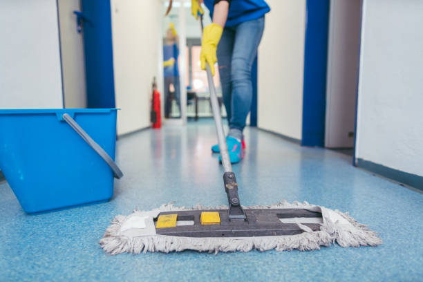 Femme qui nettoie un plancher bleu avec une vadrouille