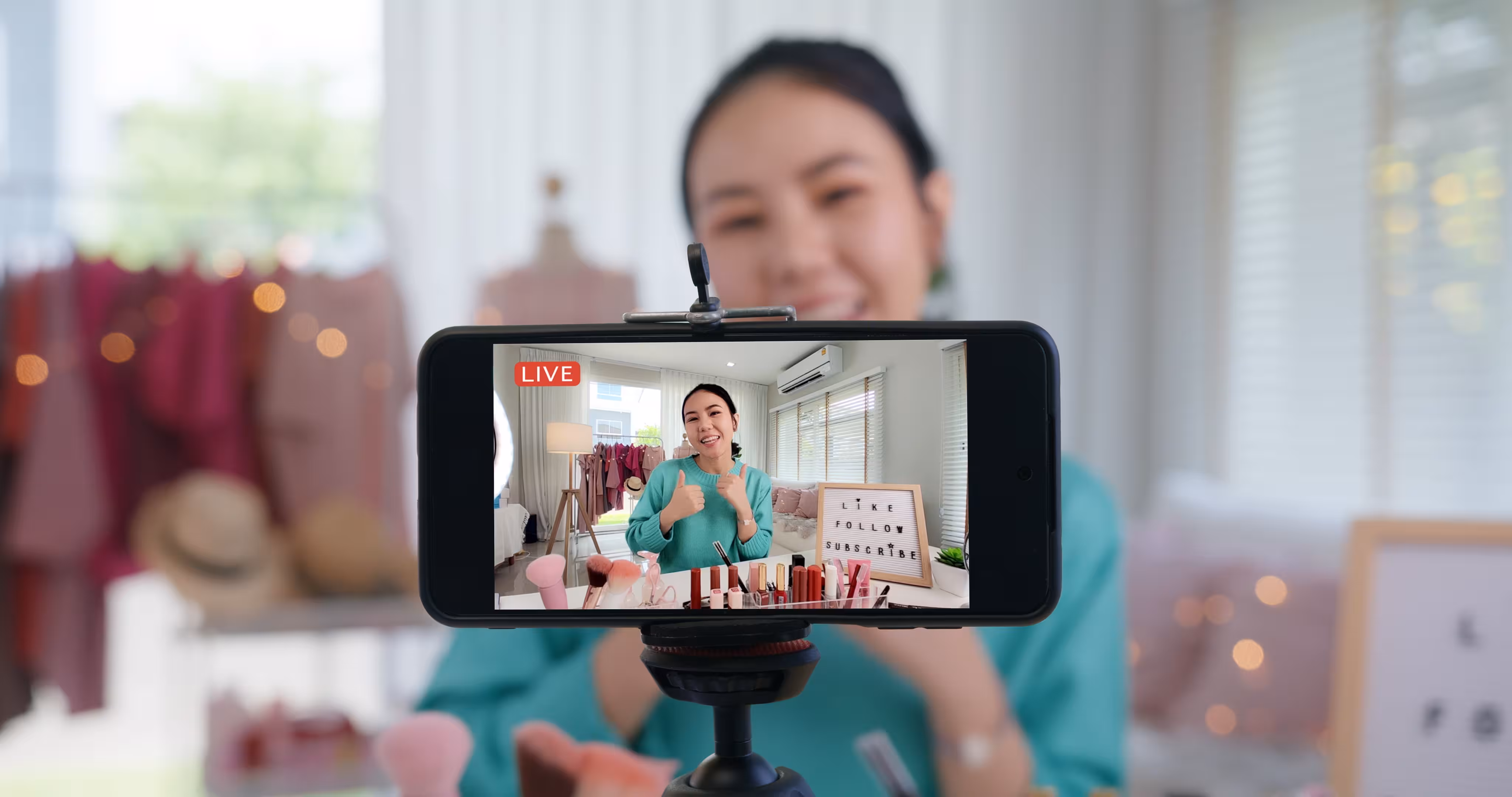 An influencer does a live make-up tutorial.