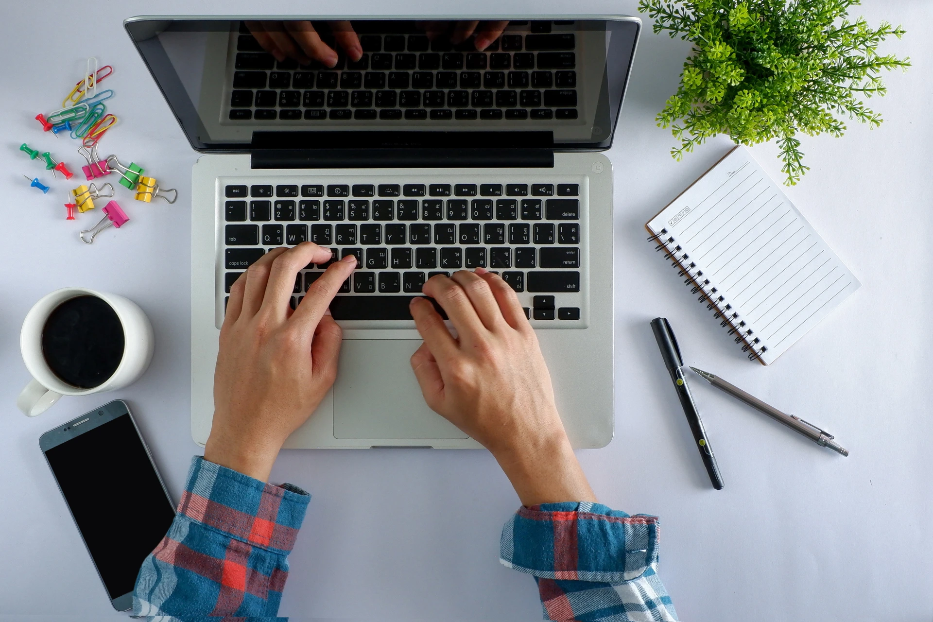 Marketer comparing GEO vs SEO strategy on laptop