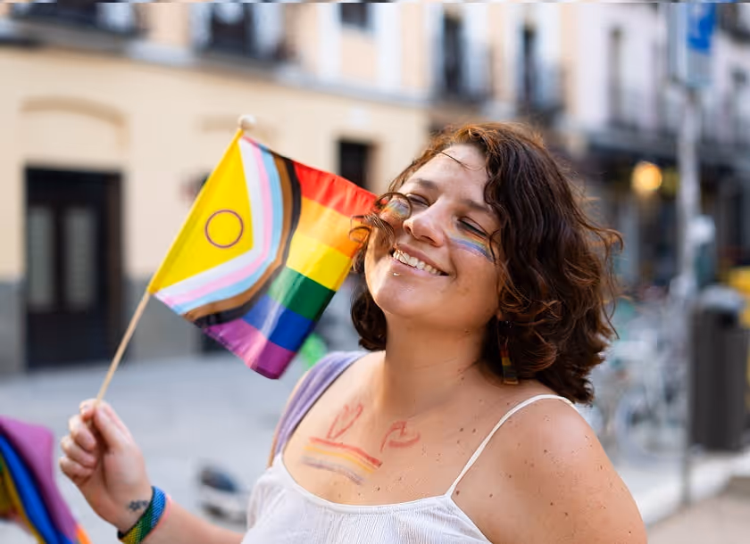 Orgulho LGBTQIAPN+: 5 cuidados que médicos e profissionais de saúde precisam ter com pessoas intersexo