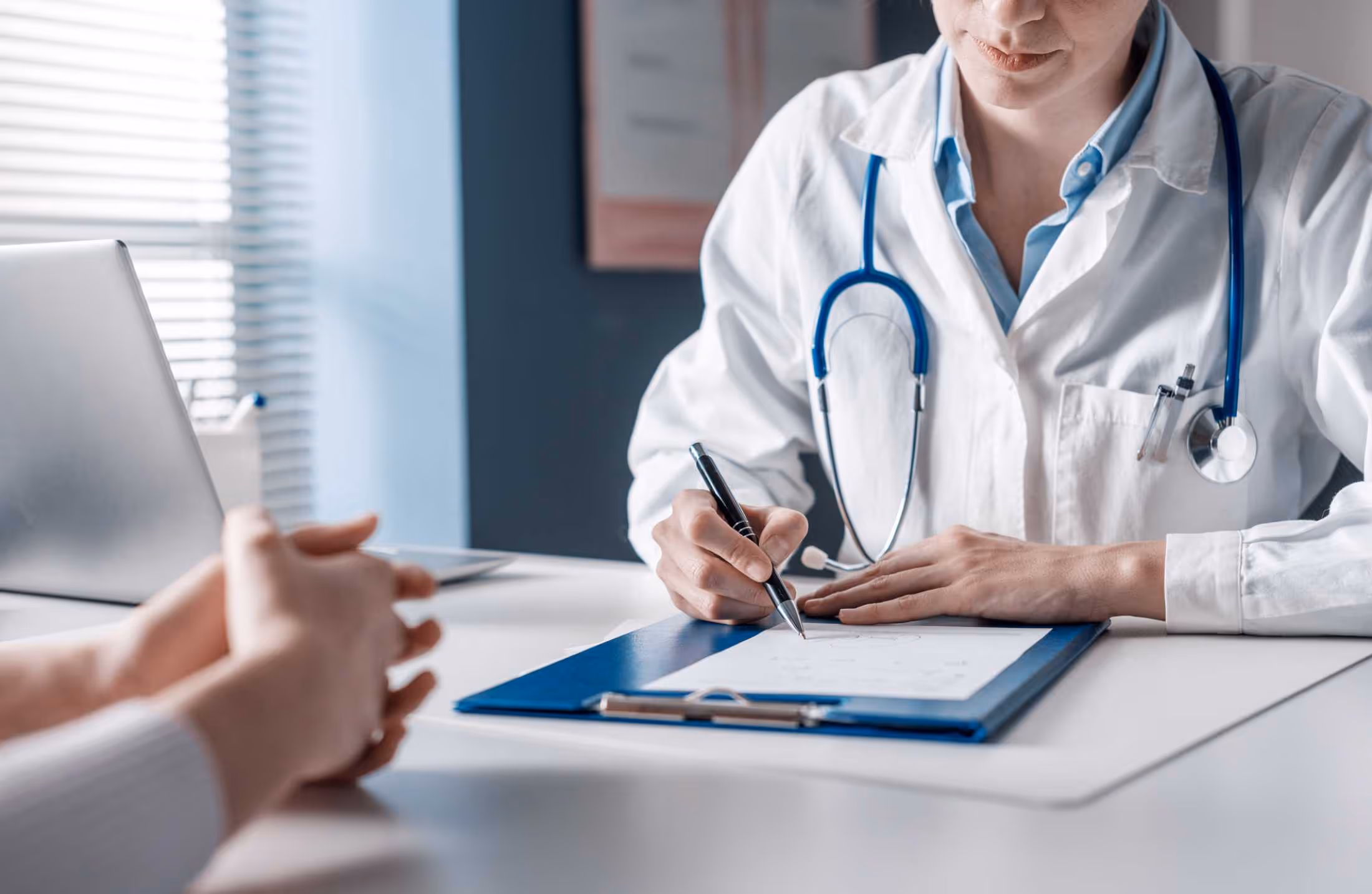 Letra de médico: Saiba como surgiu a expressão, qual o problema por trás dela e qual a solução