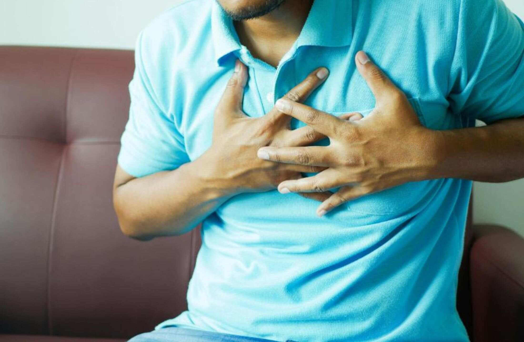 Infarto: sintomas em mulheres e homens e primeiros socorros