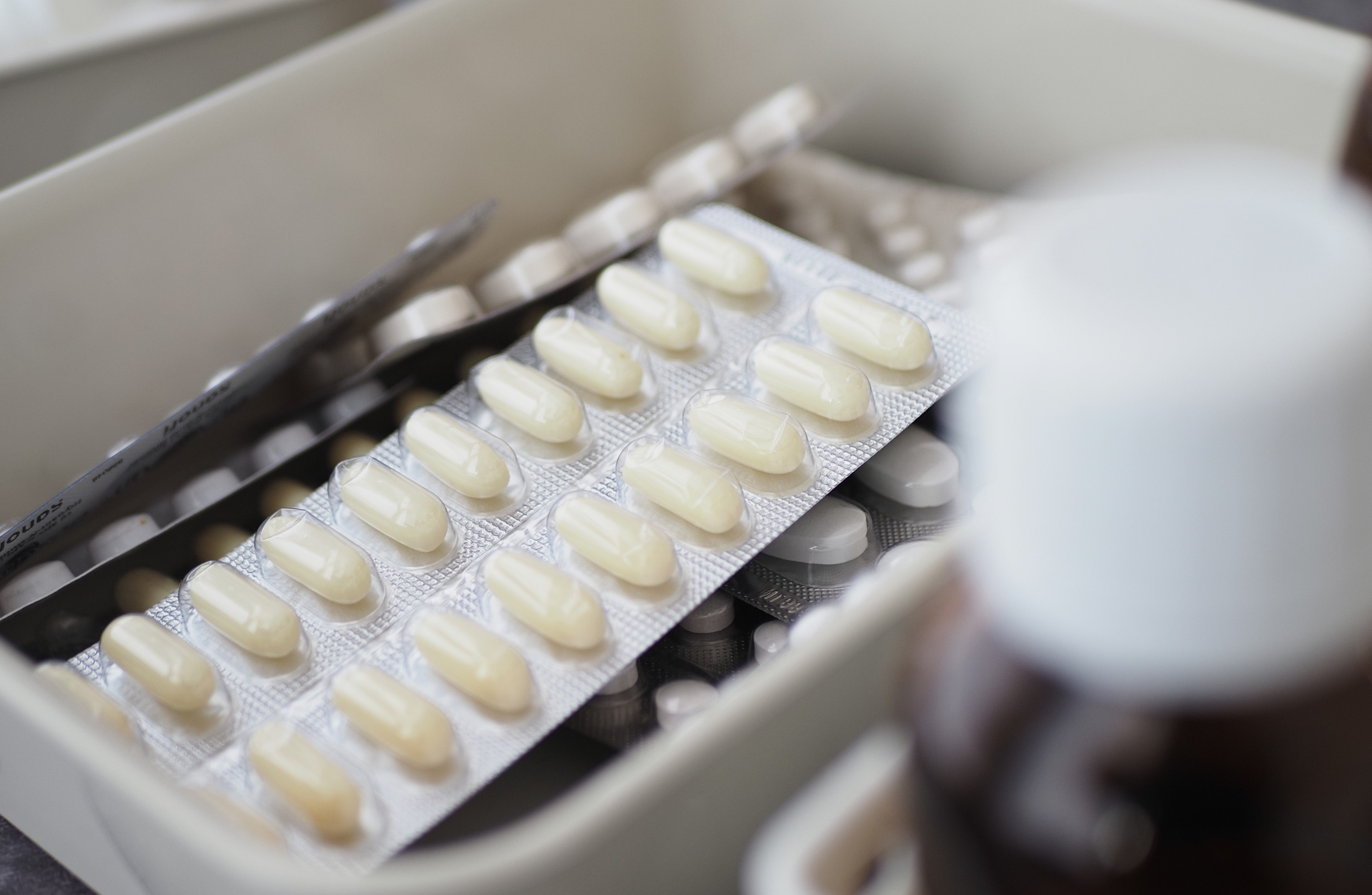 Cefalexina, fluconazol e o combate a infecções: entenda a diferença entre antibióticos e antifúngicos