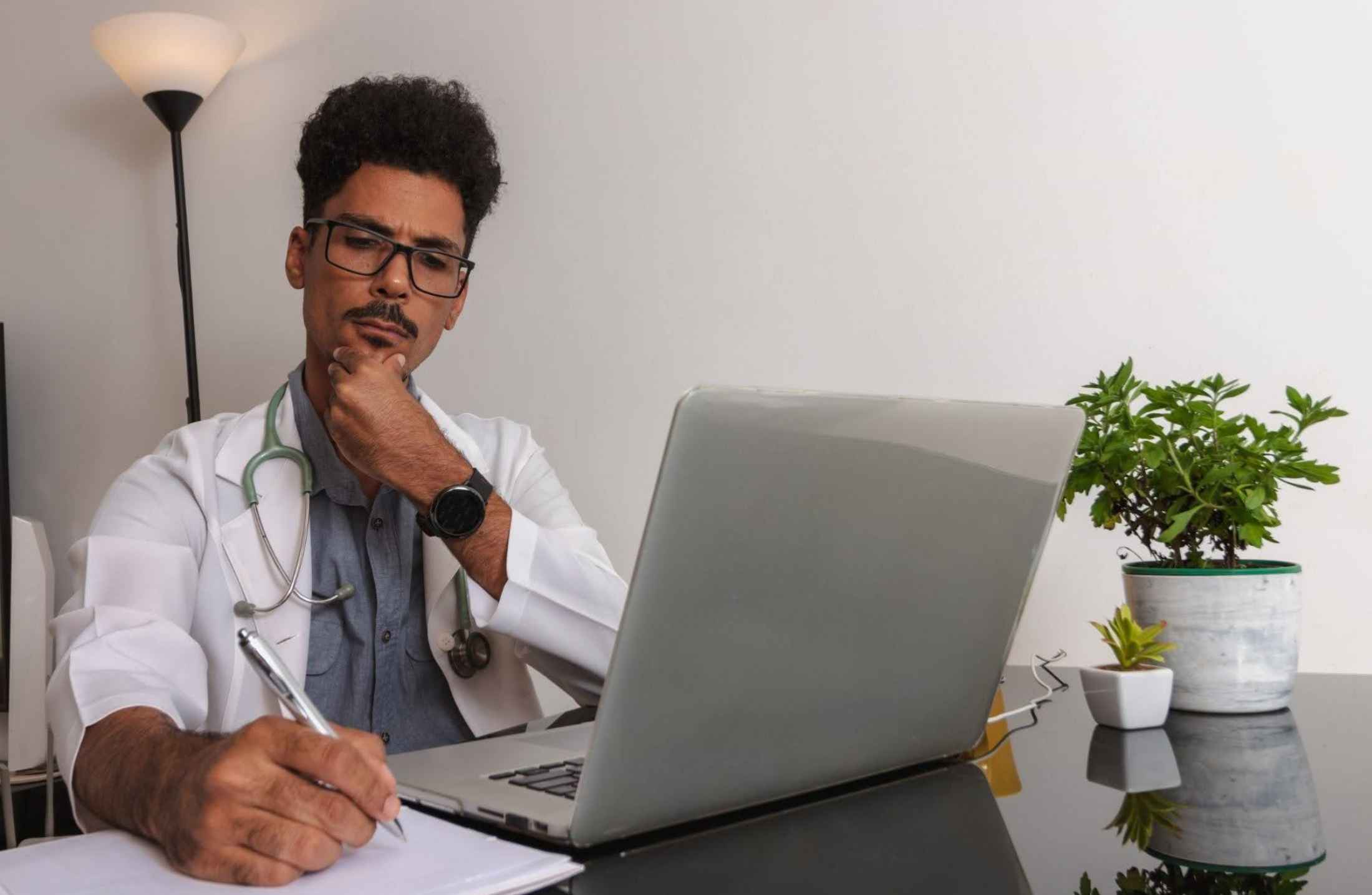 Quais especialidades médicas têm maior falta de profissionais?