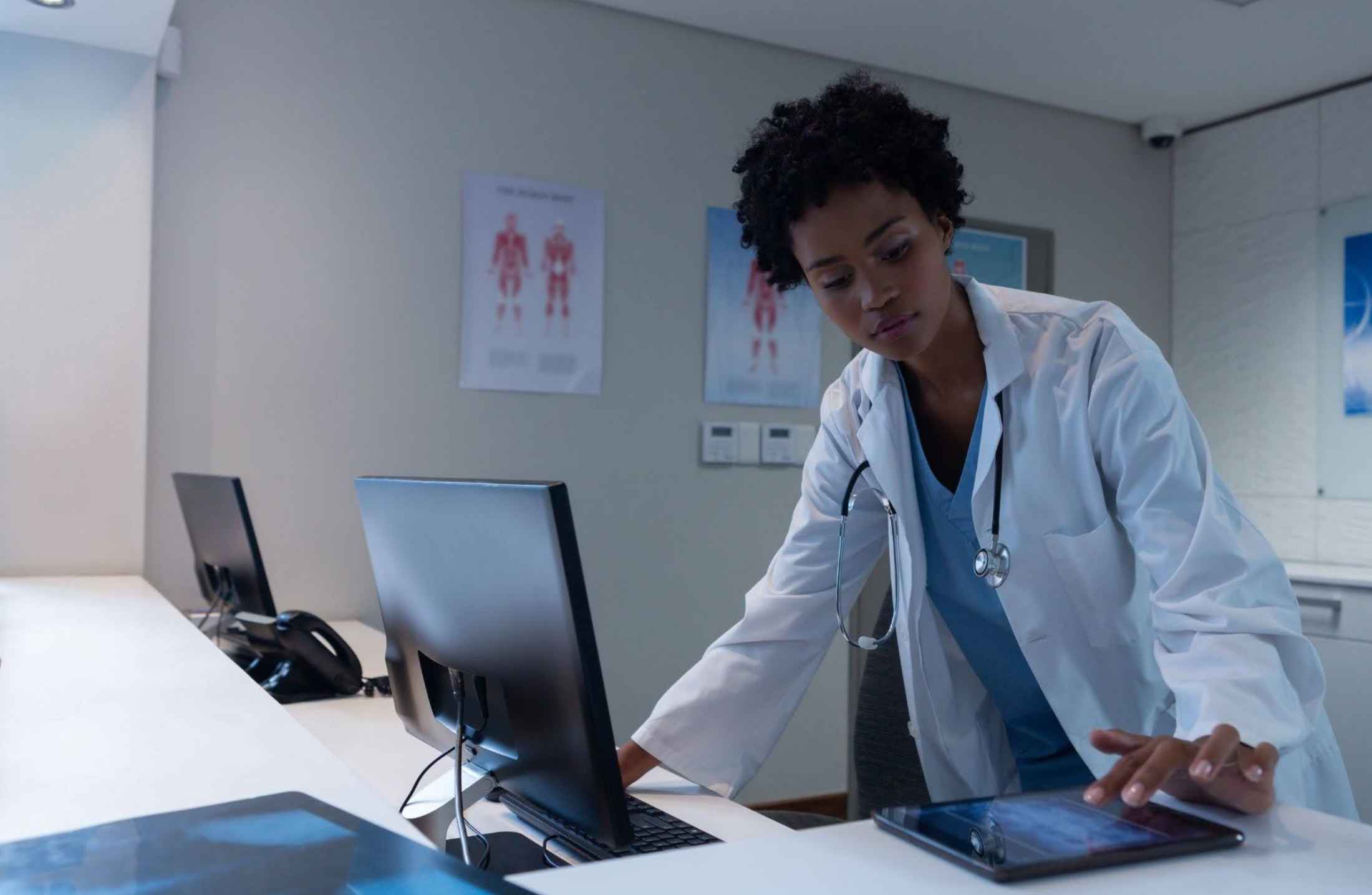Onde um médico clínico geral pode trabalhar logo após se formar?