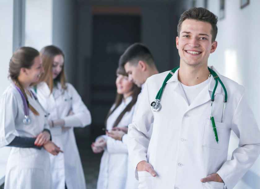 Como conseguir bolsas de estudo para Medicina particular