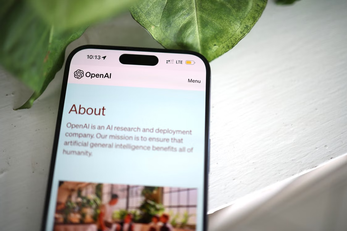 Google AI Overviews displaying brand mentions, competitors, and alternative providers in search results.