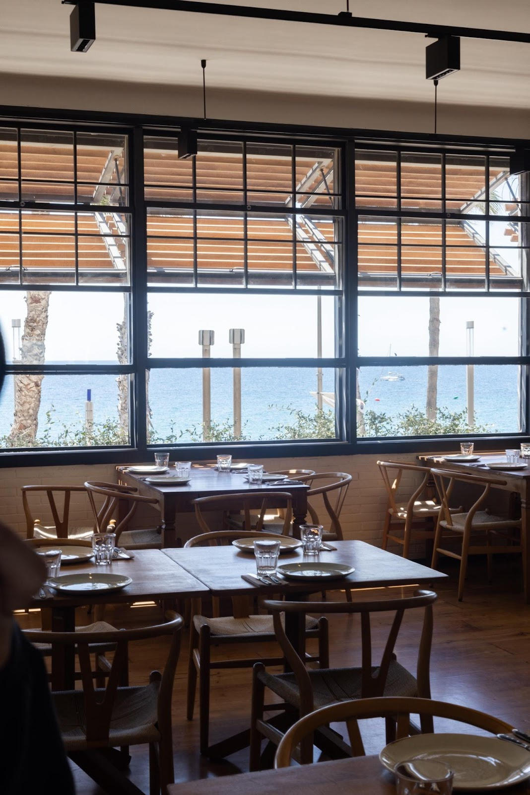 Una cambra amb una finestraEl contingut generat per IA pot ser incorrecte.