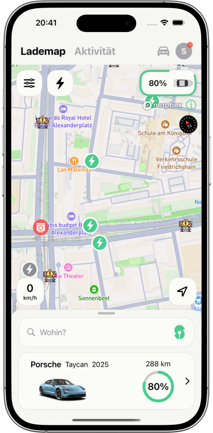 Smartphone zeigt die StromNow-App mit einer Karte von Berlin, Ladestationen, 80% Batterieladung und einem blauen Porsche Taycan 2025 mit 288 km Reichweite.