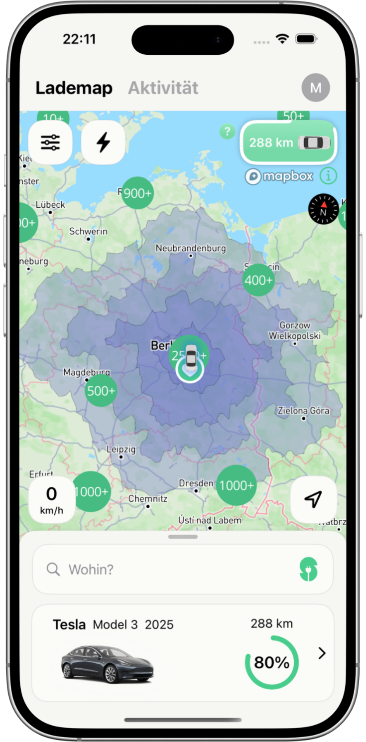 Karte einer Lademap mit verschiedenen Ladestationen in Deutschland um Berlin herum, Anzeige eines Tesla Model 3 mit 80 % Batterieladung und einer Reichweite von 288 km.