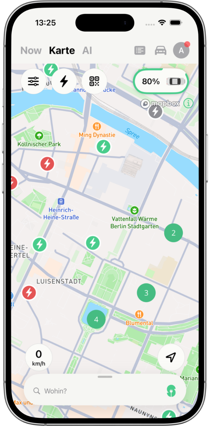 Karte einer App zeigt Ladestationen mit unterschiedlichen Status in Berlin nahe Spree, einschließlich Parks und Restaurants wie Ming Dynastie und Blumental.