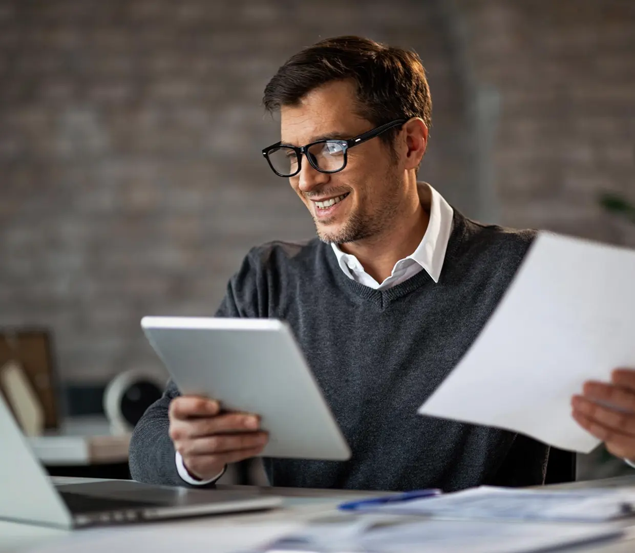 This residence permit gives you the right to officially work as self-employed: to sign contracts with clients from Spain and beyond, issue invoices, pay contributions, grow your business, and earn legally in Europe.