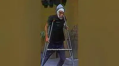Seu Madruga com muletas em cena do seriado Chaves