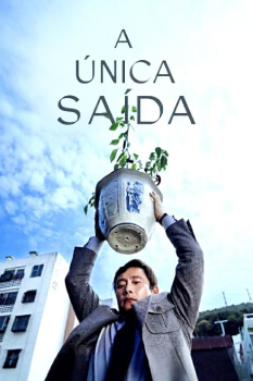 Cena do filme A Única Saída, com um homem segurando um vaso de planta acima da cabeça