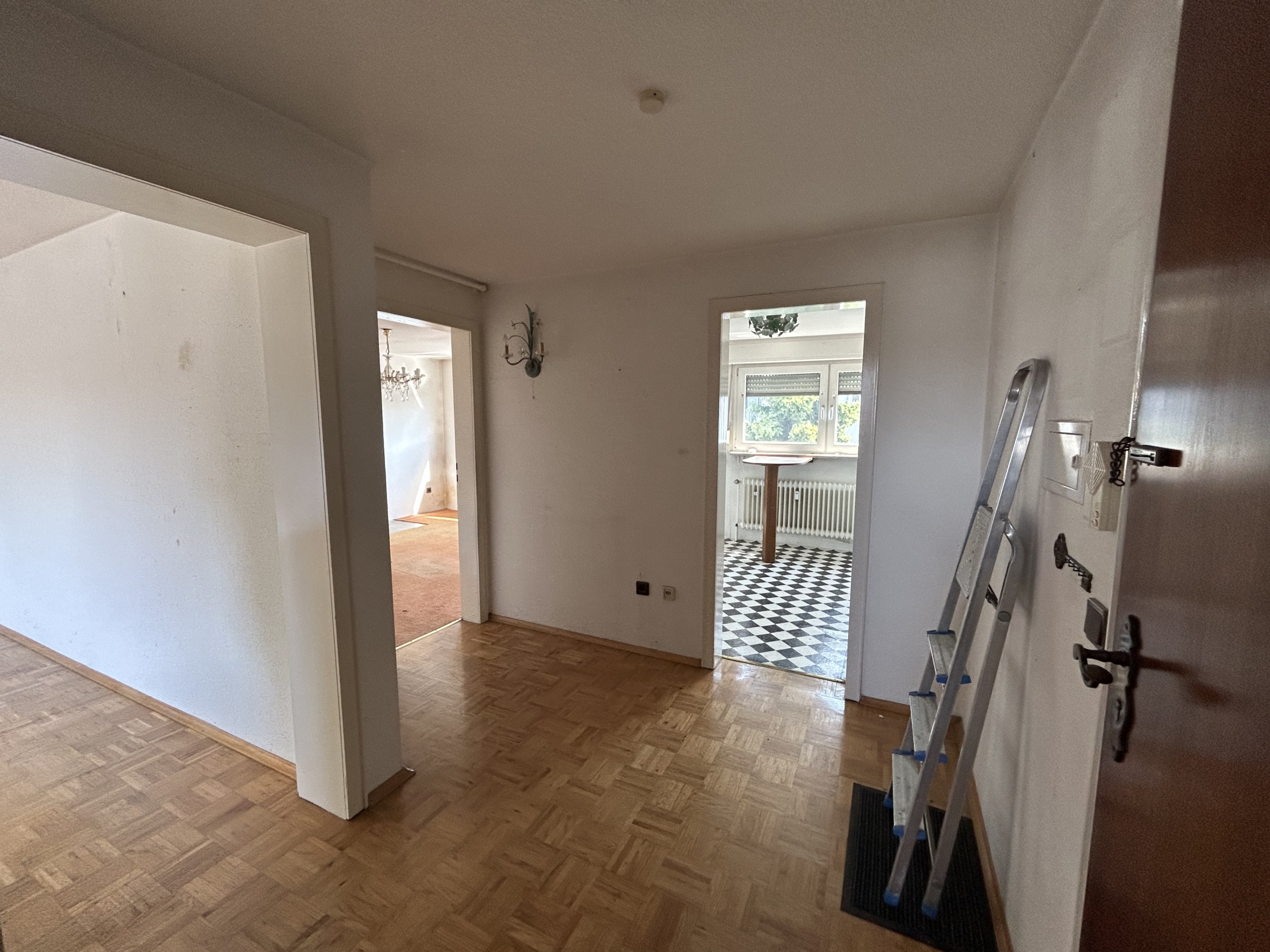 Flur aus Sicht des Badezimmers