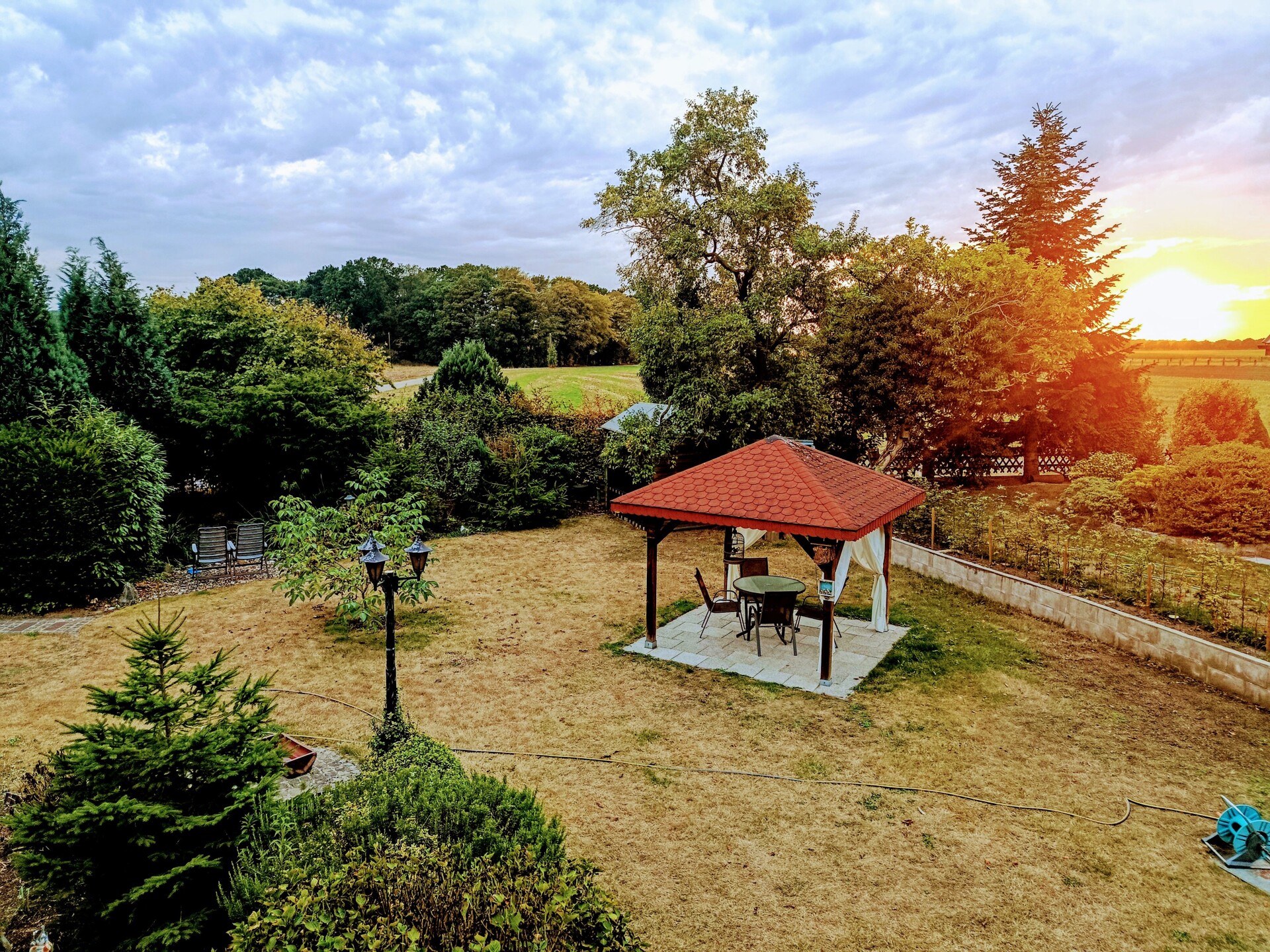Gartenblick Dämmerung neu