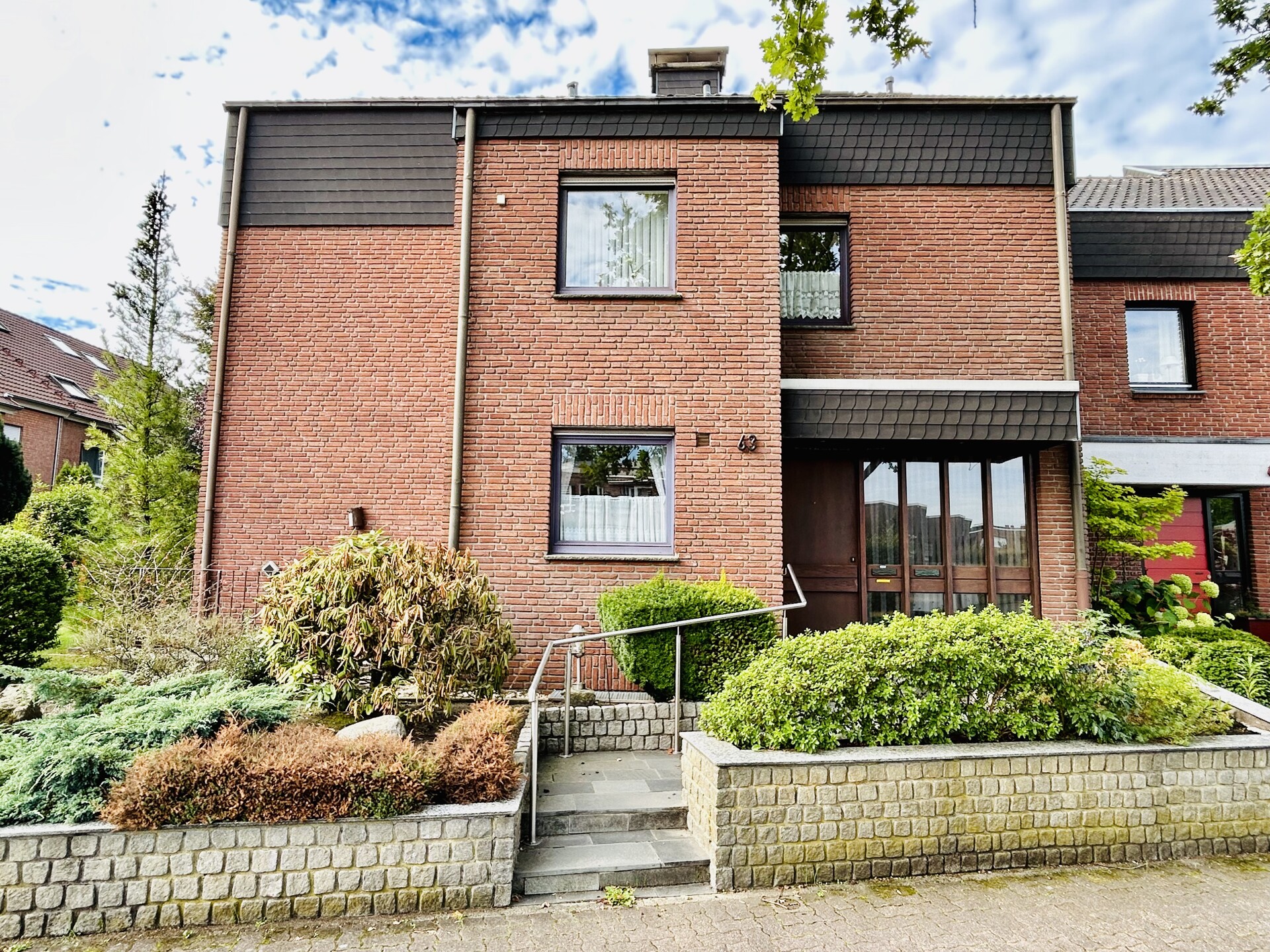 Zweifamilienhaus mit Einliegerwohnung, Garten und vielseitigem Raumangebot