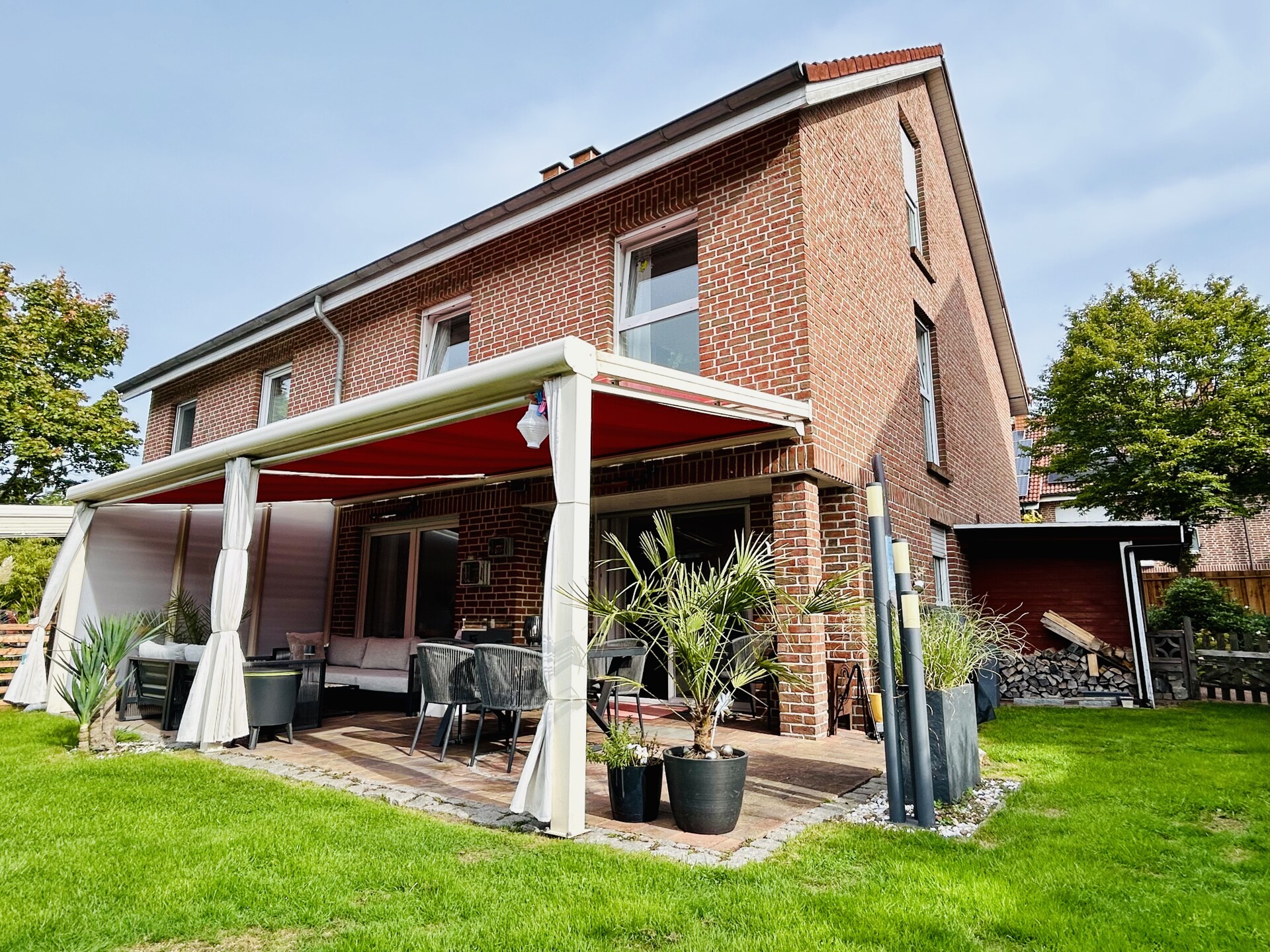 Doppelhaushälfte mit fünf Zimmern und liebevoll angelegtem Garten