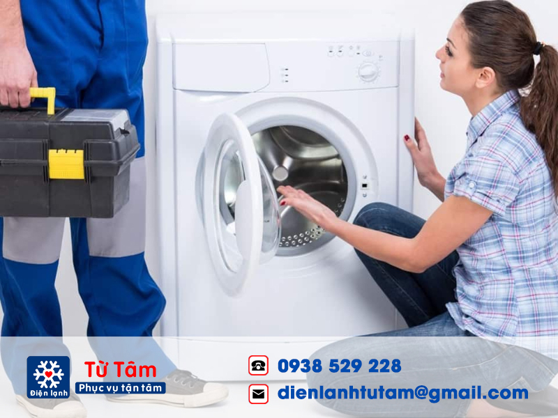 Một trong những cách để sử dụng máy giặt đúng cách là dàn trải quần áo đều trên lồng giặt