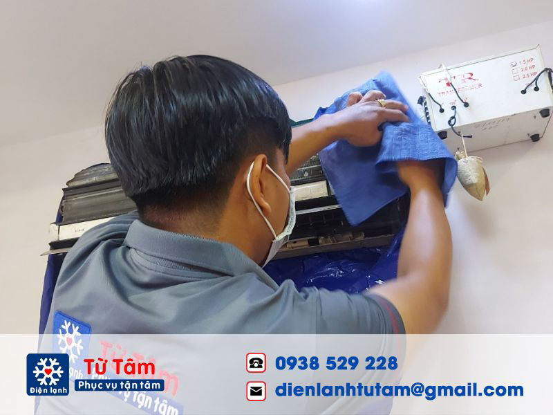 Máy lạnh có hiện tượng chảy nước ra ngoài là dấu hiệu nên vệ sinh máy lạnh
