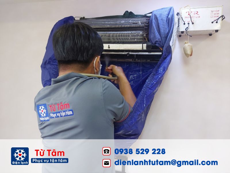 Kĩ thuật viên vệ sinh máy lạnh theo yêu cầu khách hàng