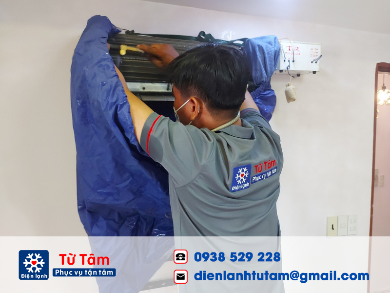 Kỹ thuật viên vệ sinh máy lạnh Hóc Môn của trung tâm Điện lạnh Từ Tâm nhanh chóng có mặt và làm việc khi khách hàng yêu cầu