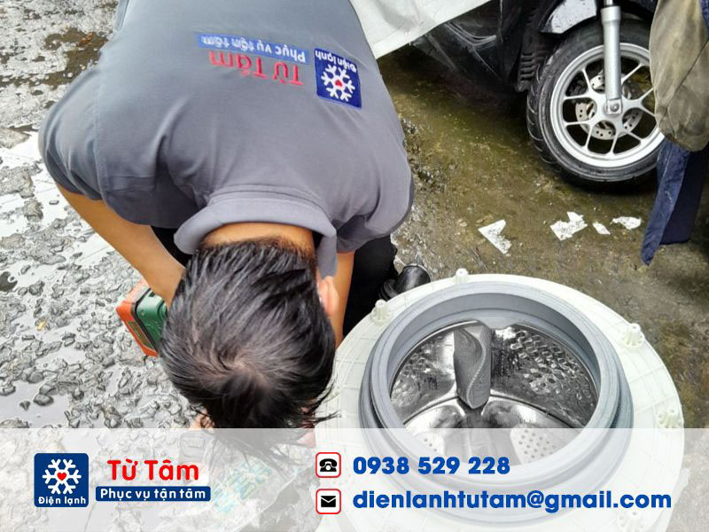 Kĩ thuật viên sửa chữa miễn phí cho khách hàng trong suốt quá trình bảo hành theo quy định chính sách bảo hành
