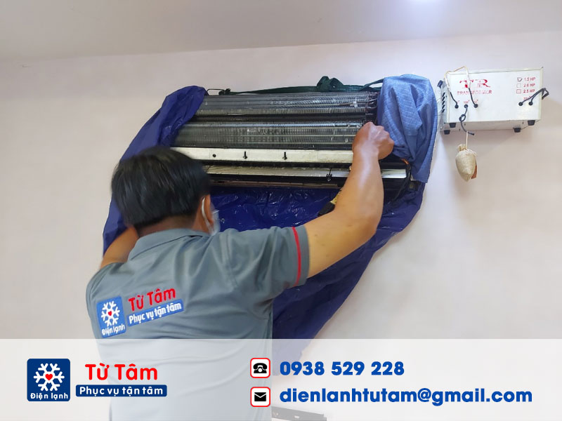 Thực hiện vệ sinh dàn lạnh