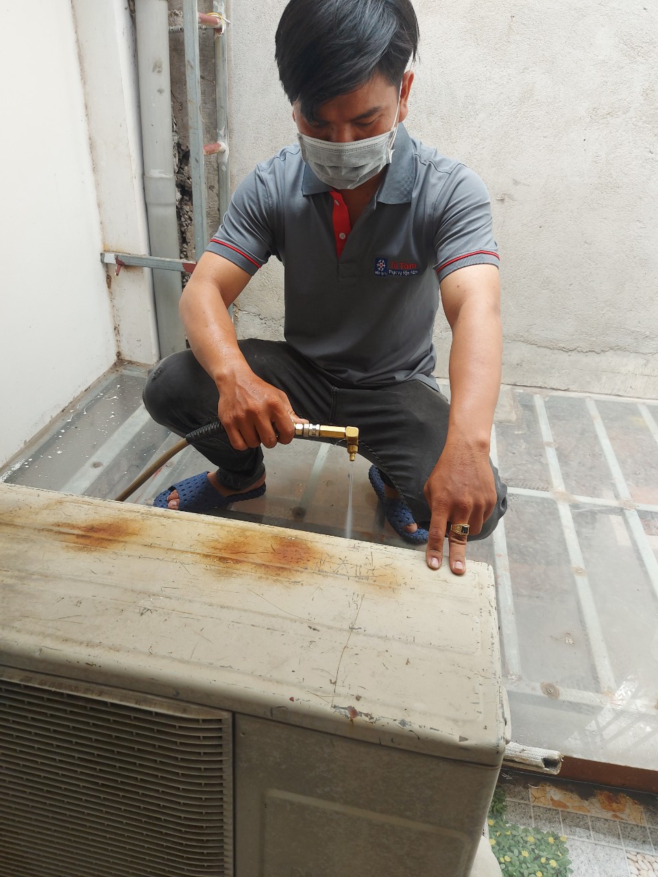 Vệ sinh máy lạnh giá rẻ Tân Phú