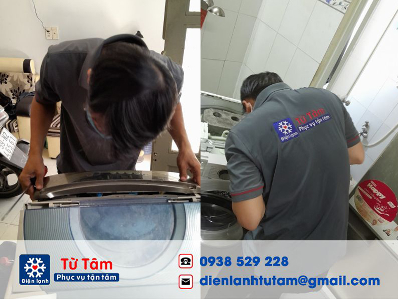 Kỹ thuật viên của Điện lạnh Từ Tâm đang tiến hành sửa chữa máy giặt ở quận 1