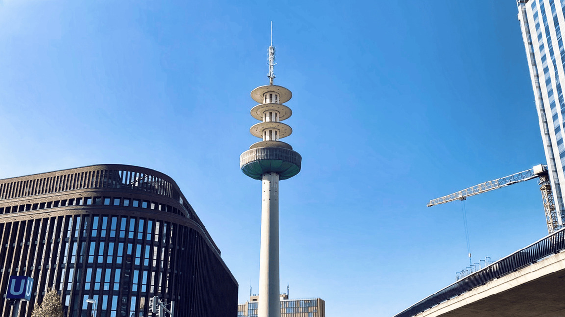 Der Telemoritz vor blauem Himmel.