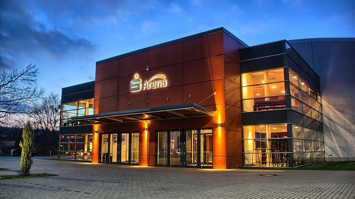 Die beleuchtete Sparkassenarena am Abend.
