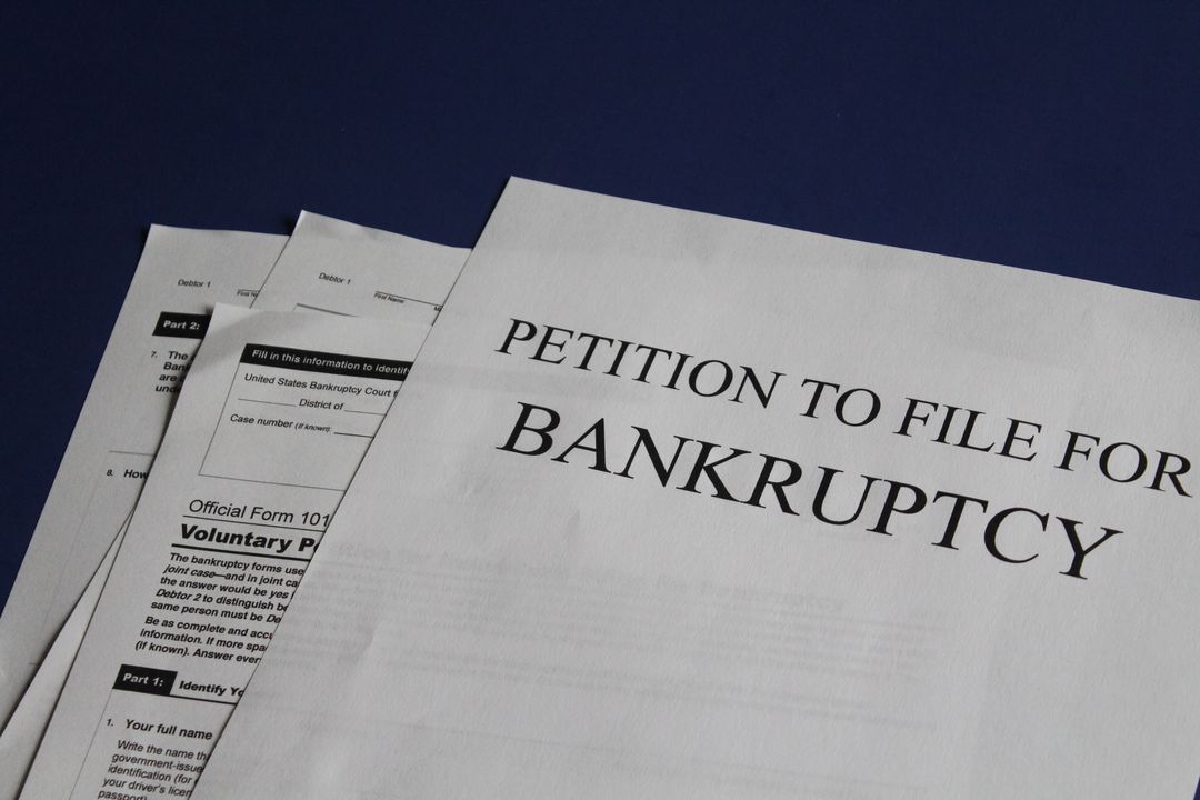 Insolvenzantrag und Formulare auf dunkelblauem Untergrund