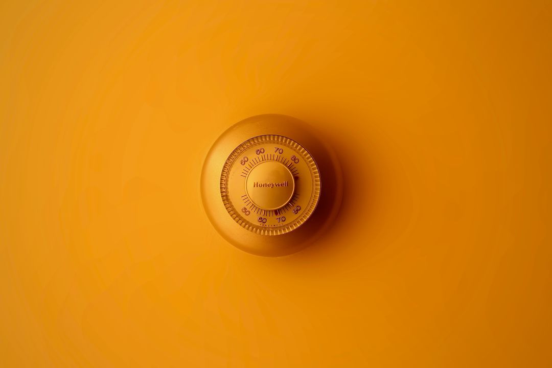 Ikonisches rundes Schloss als geschütztes Designobjekt auf orangefarbenem Hintergrund