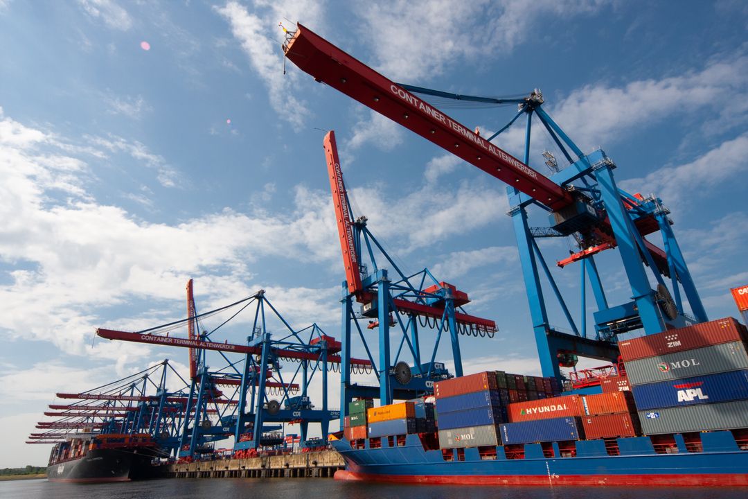 Containerbrücken und Frachtschiffe am Container Terminal Altenwerder im Hamburger Hafen