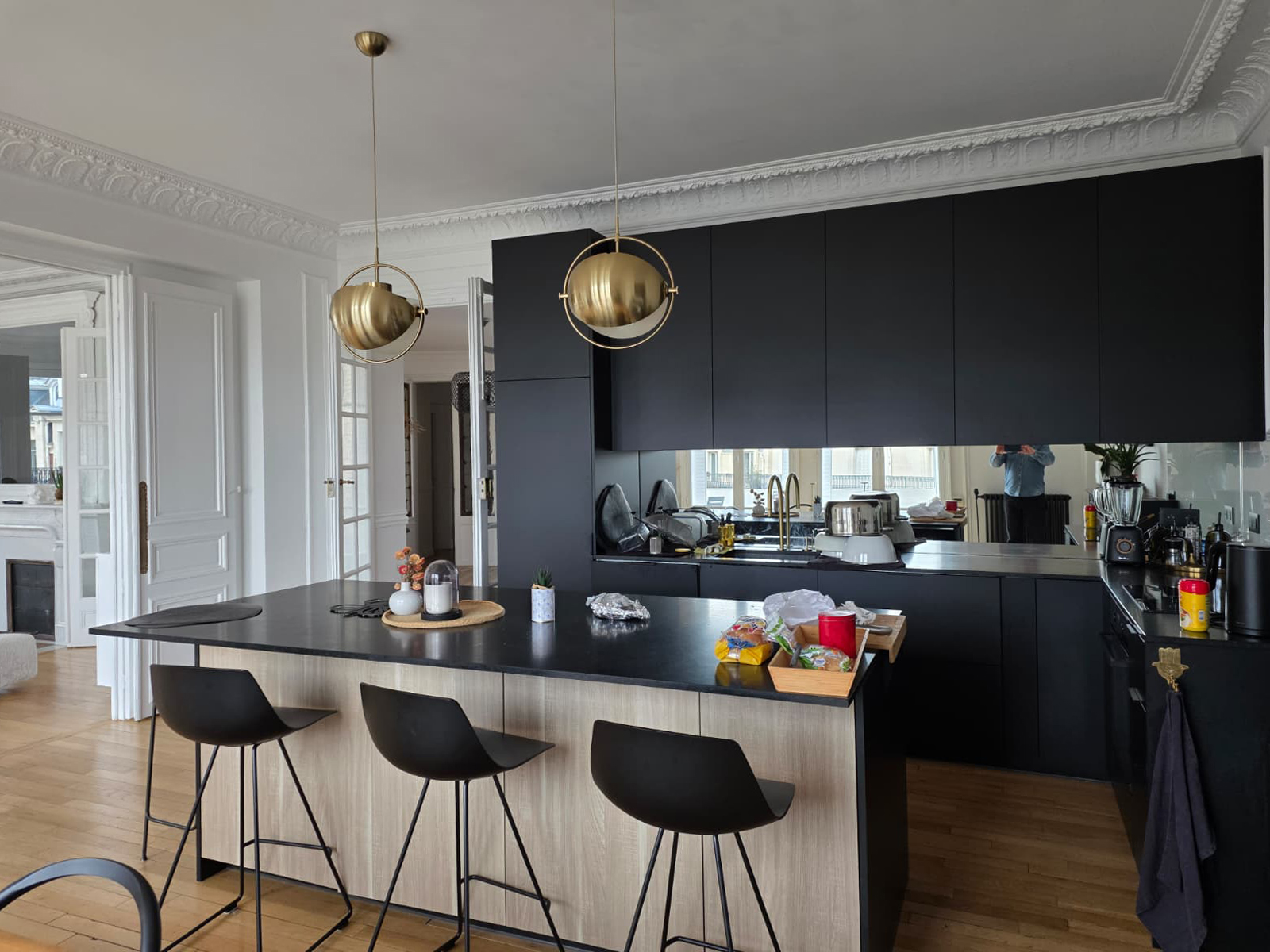 Cuisine à caissons de grande surface relookée avec des façades sur mesure noir ultra-mat et chêne moyen