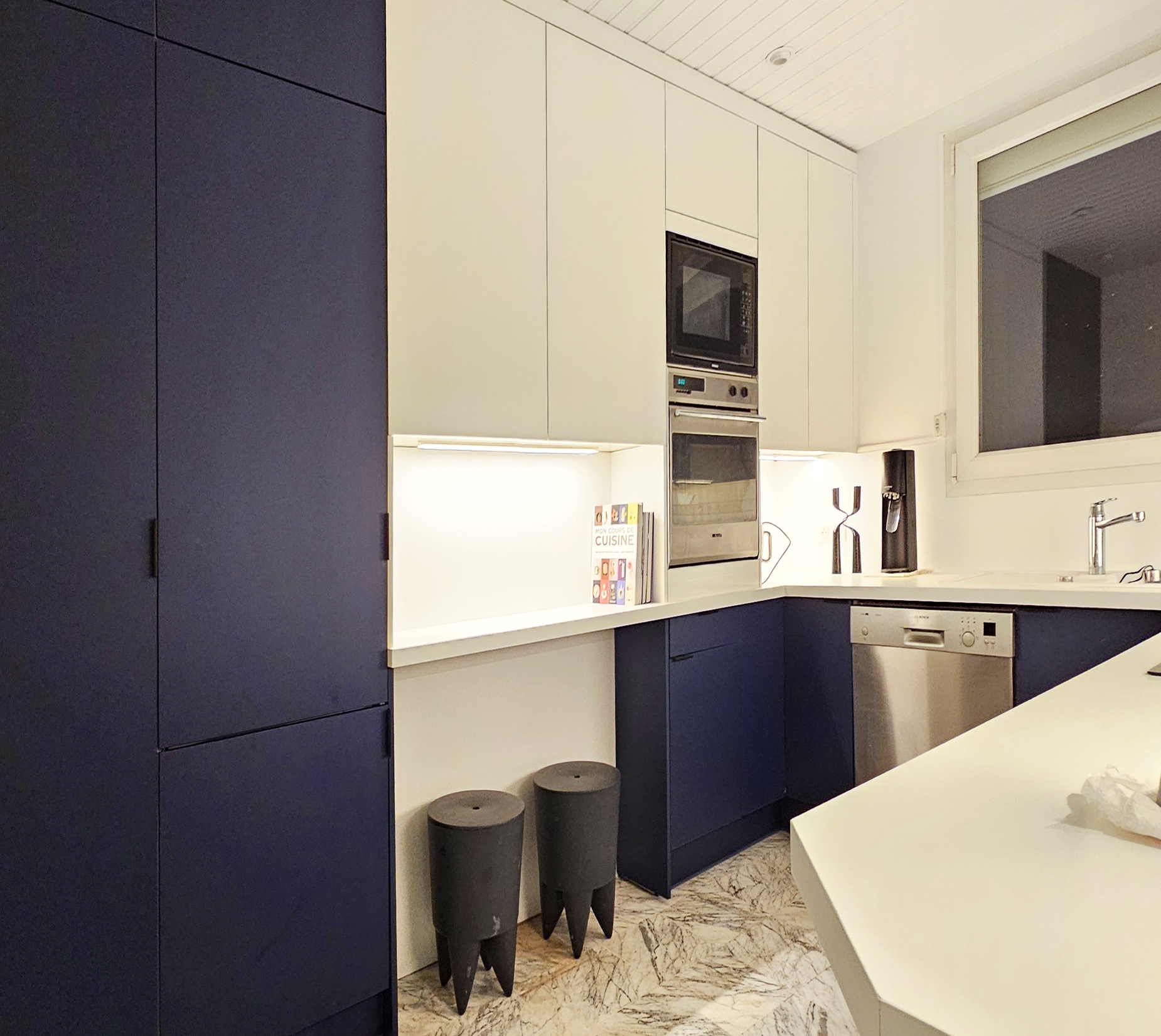 Grande cuisine relookée en bleu marine et blanc ultra-mat avec des façades sur mesure Relookitchen