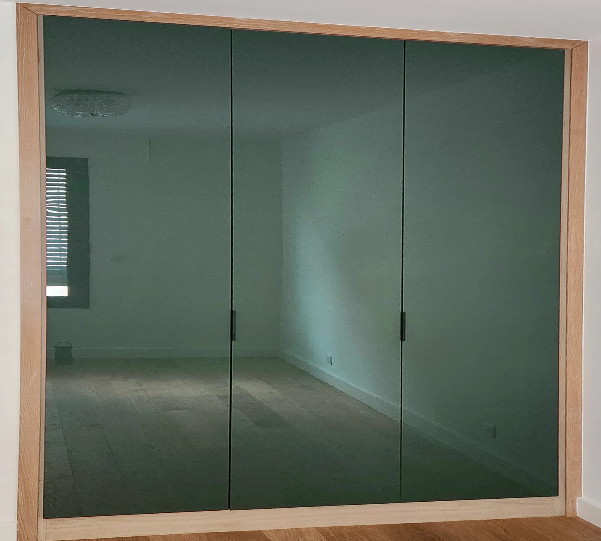 Dressing relooké avec des portes sur mesure vert sauge ultra-brillant Relookitchen