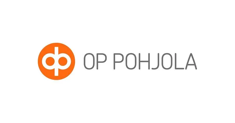 OP Pohjola -logo, jossa oranssi ympyrä, jossa valkoinen kirjaimet op, ja harmaa teksti OP POHJOLA vieressä.