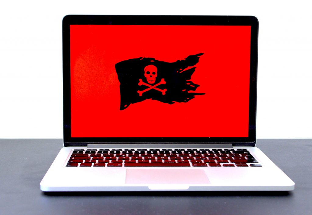 Ordenador con bandera pirata