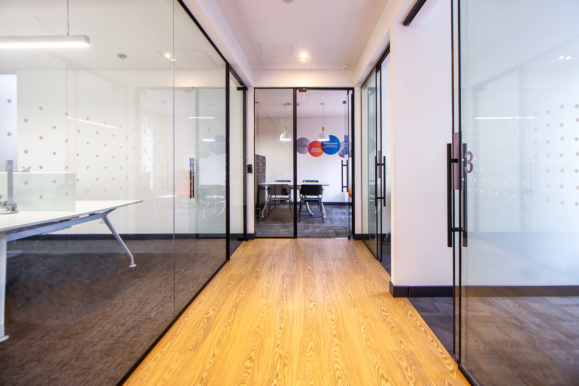 Espace professionnel aménagé avec partitions vitrées et mobilier design adapté au flex office