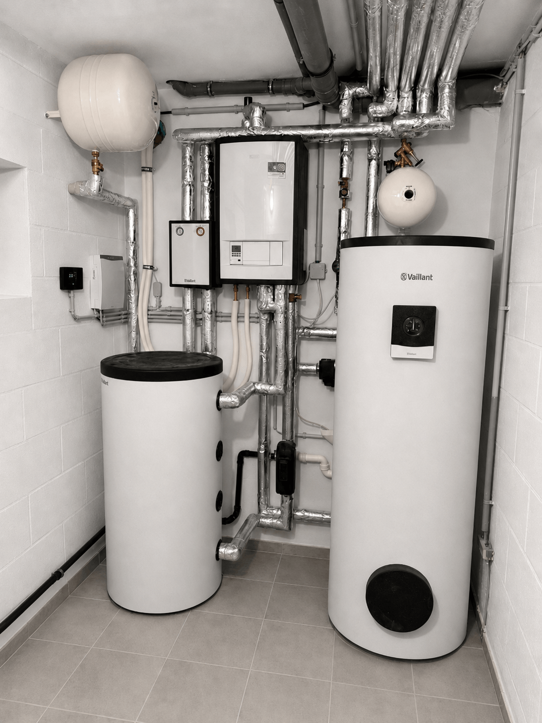 Wärmepumpen-Installation von Enter: Heizungskeller mit Warmwasserspeicher, Pufferspeicher, Pumpengruppe und gedämmten Leitungen