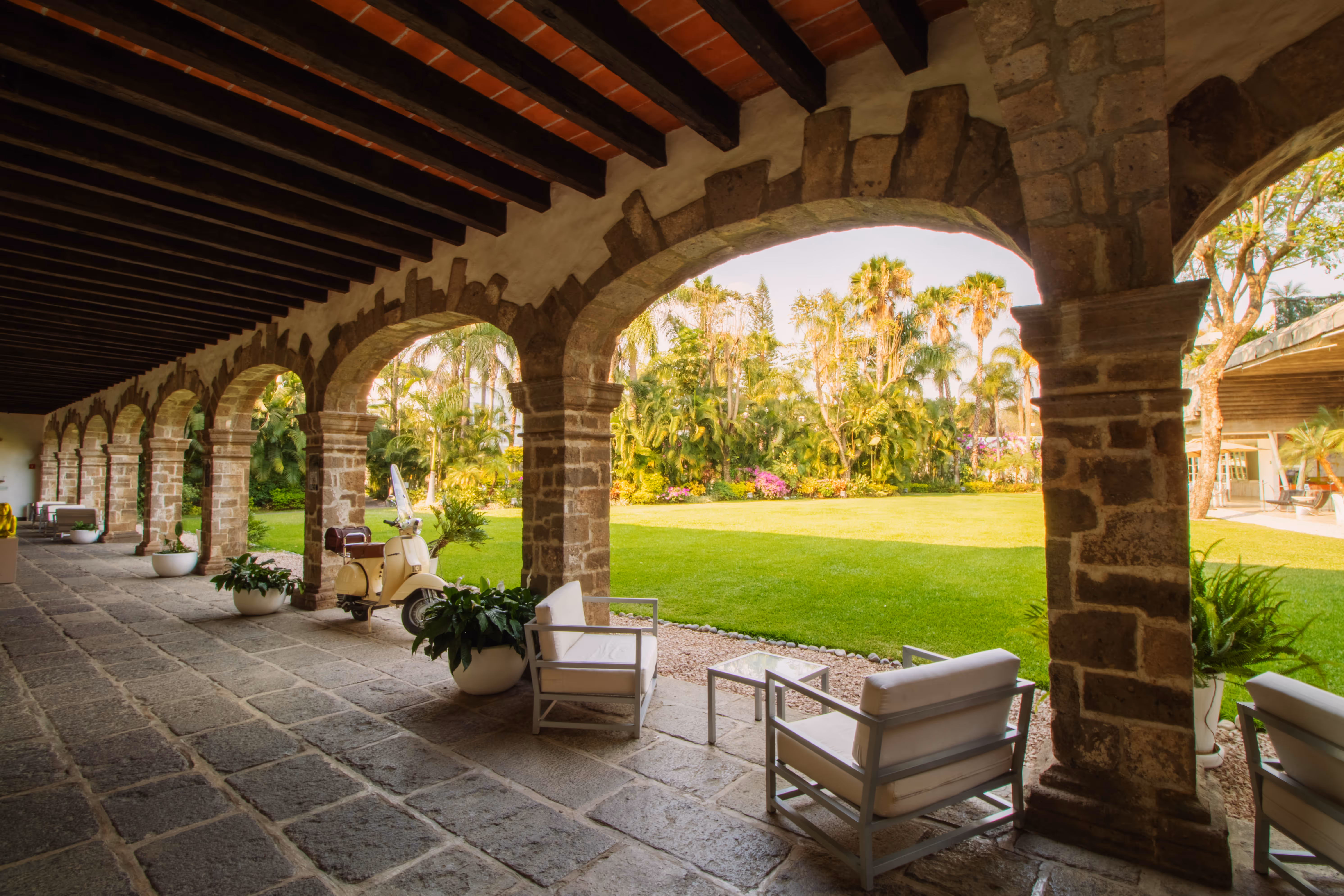 Columnata interior hacia el jardín de Anticavilla Hotel y Spa en Cuernavaca