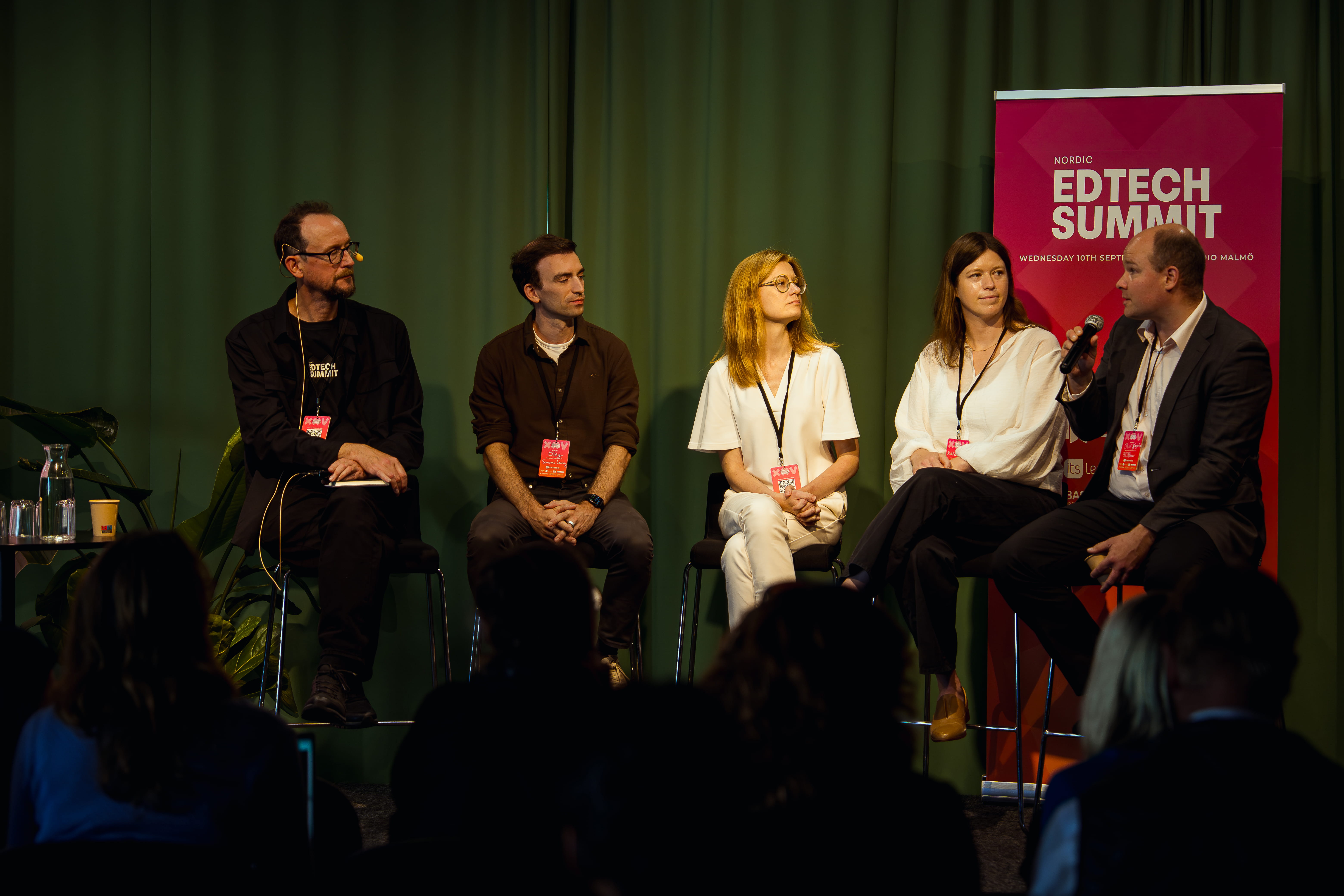 A photo of Jonathan Viner moderating a panel debate